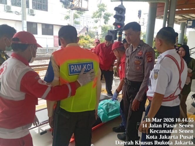 
					Polisi Cek TKP Pria Pingsan di Stasiun Pasar Senen, Meninggal Dunia Diduga Akibat Sakit