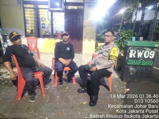 
					Dini Hari Tetap Siaga, Polisi Sambangi Poskamling RW 09 Johar Baru Cegah Gangguan Kamtibmas