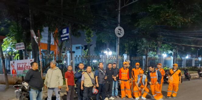
					Jaga Kondusivitas Ramadhan, Aparat dan Warga Monitoring Bedug Sahur di Petamburan