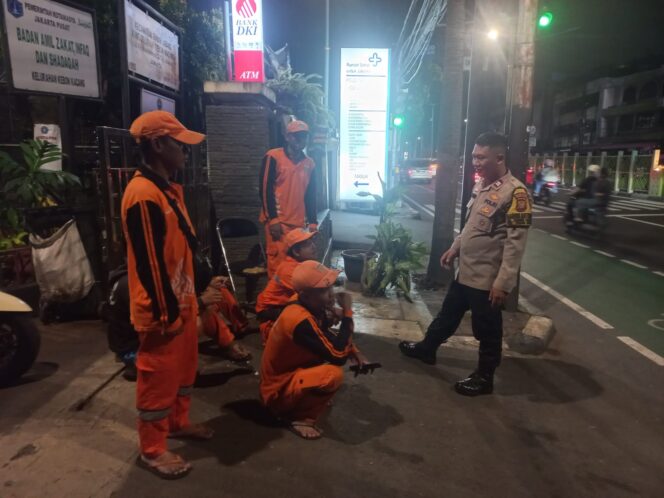 
					Bhabinkamtibmas Kebon Kacang Sambangi PPSU, Perkuat Sinergi Jaga Kamtibmas Jelang Idul Fitri