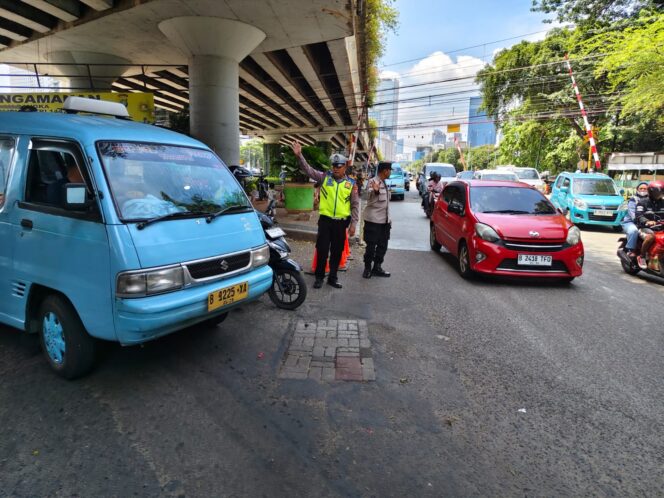 
					Antisipasi Kepadatan, Polisi Atur Lalu Lintas di Pospam Karet Bivak Siang Hari