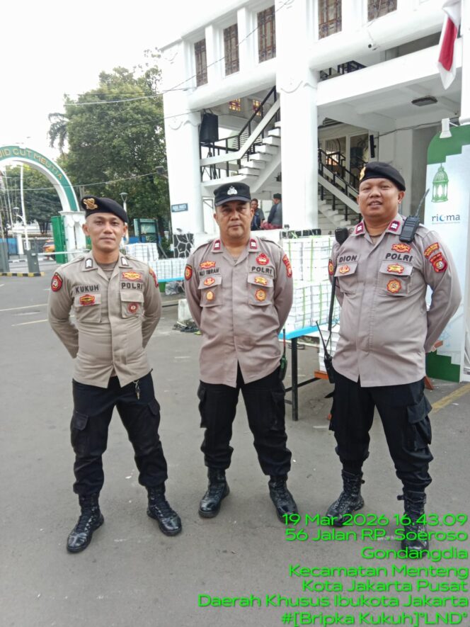 
					Jaga Aman Pasar Takjil Ramadhan di Masjid Cut Mutia Bersama Personel Polsek Metro Menteng
