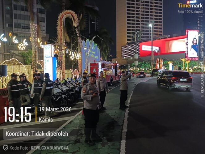 
					Personel Polsek Metro Menteng Atur Lalin Malam Takbiran di Bundaran HI, Arus Kendaraan Tetap Lancar