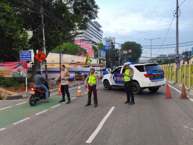 
					Ratusan Jamaah Ikuti Sholat Idul Fitri, Polri Pastikan Keamanan di Kebon Melati