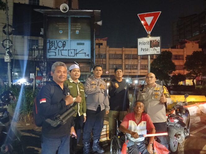 
					Polsek Metro Tanah Abang Lakukan Monitoring Kegiatan Gema Takbir dan Dzikir Ukhuwah Islamiyah di Tanah Abang