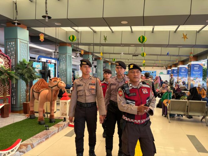 
					Patroli Jalan Kaki di Stasiun Pasar Senen, Polisi Pastikan Situasi Mudik Aman dan Kondusif