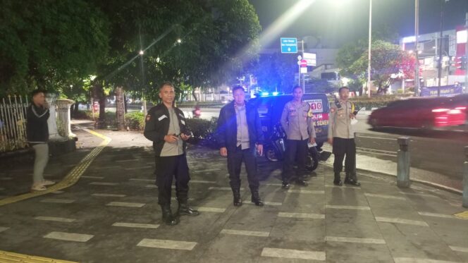 
					Polsek Senen Amankan Konvoi Takbir Keliling DPP FPI di TL Carolus, Situasi Kondusif