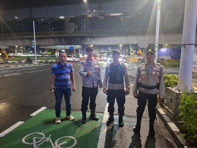 
					Polisi Amankan Konvoi Malam Takbir di Simpang Matraman, Situasi Kondusif