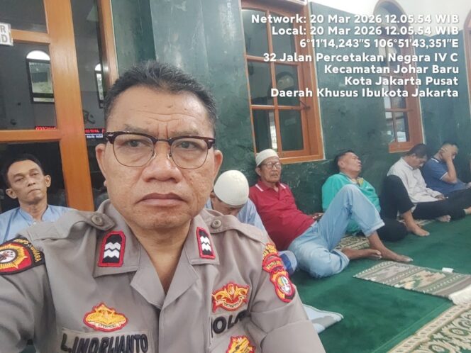 
					Pererat Silaturahmi, Polisi Sholat Jumat Bersama Warga di Masjid Izul Islam