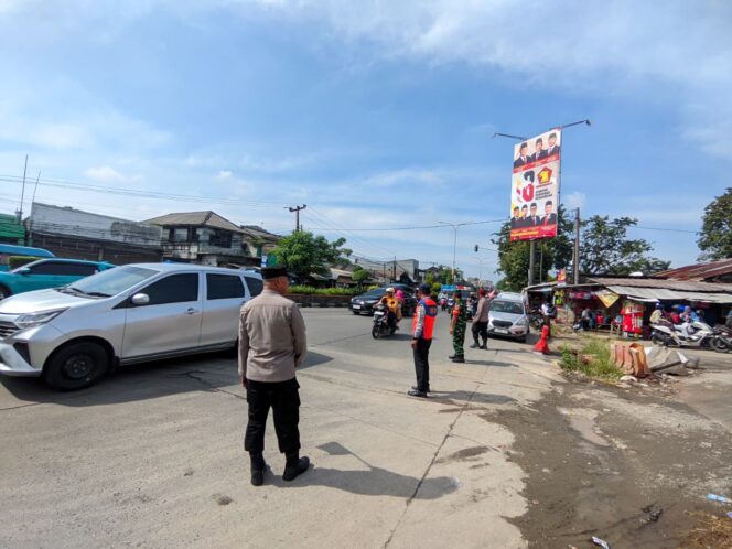 
					Demi Mudik Aman, Polisi dan TNI Bersinergi Atur Lalu Lintas di Kalijaya