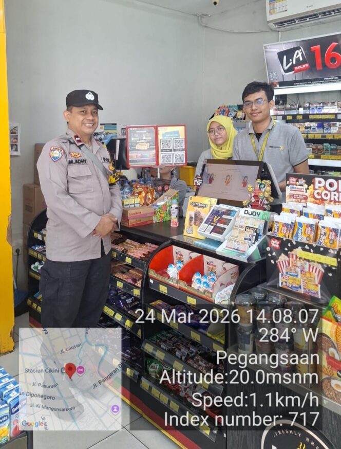 
					Libur Idul Fitri, Bhabinkamtibmas Perketat Pengamanan Minimarket di Pegangsaan