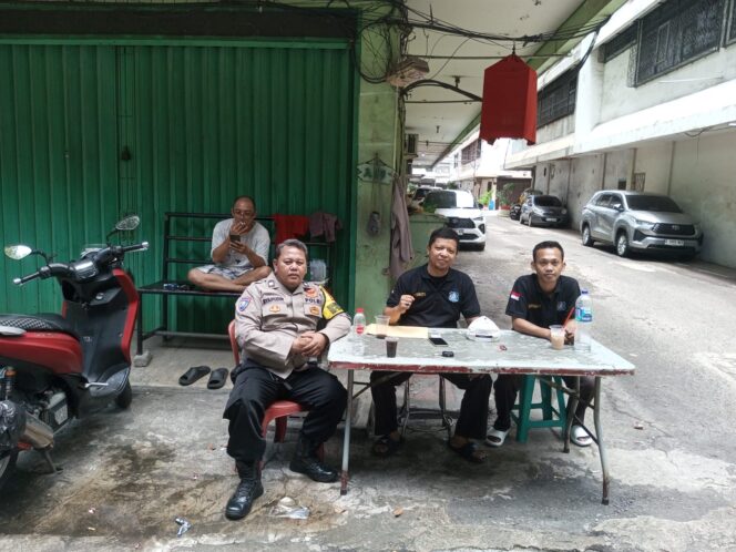 
					Polisi Patroli Ruko Kosong di Karang Anyar, Cegah Aksi Kejahatan Saat Libur Lebaran