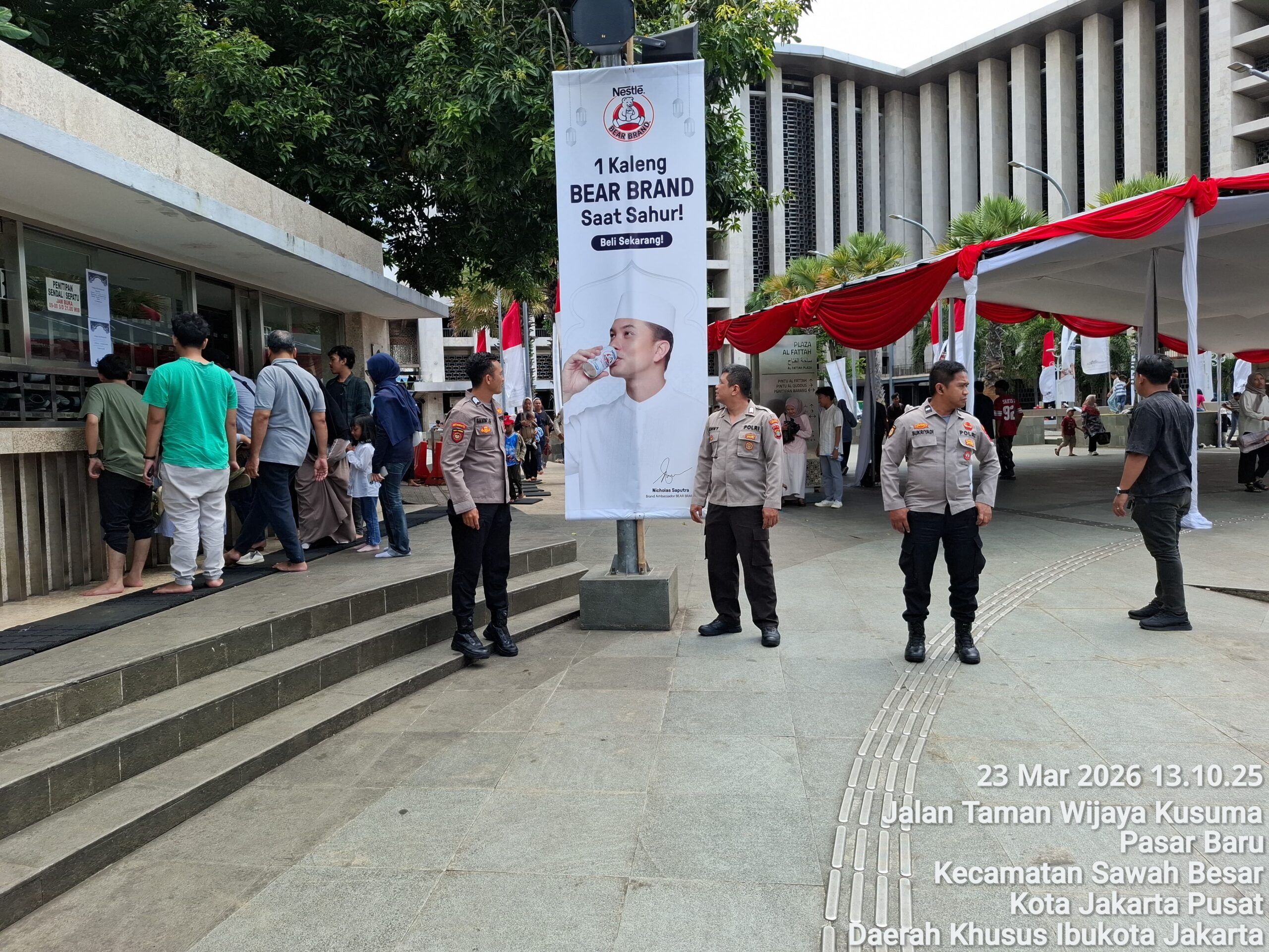 Patroli Jalan Kaki di Masjid Istiqlal, Polisi Pastikan Keamanan Jamaah Tetap Kondusif