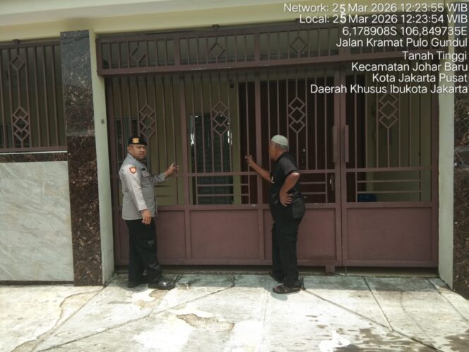 
					Siang Hari Tetap Siaga, Polisi Patroli Rumah Kosong di Johar Baru