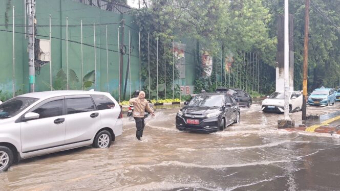 
					Bhabinkamtibmas Gelora Sigap Atur Lalu Lintas Akibat Genangan Air di Belakang DPR RI