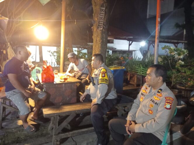 
					Polsek Metro Tanah Abang Monitoring Wilayah dan Sambangi Warga Siskamling di Perbatasan Petamburan–Benhil