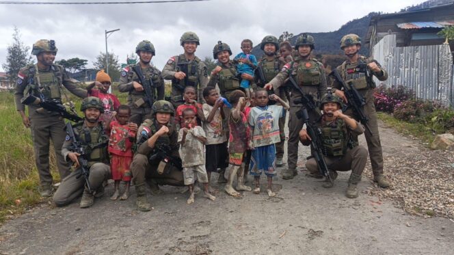 
					Patroli Satgas Ops Damai Cartenz di Intan Jaya: Interaksi dengan Warga dan Anak-anak di Sugapa