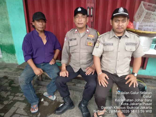 
					Humanis dan Dialogis, Polisi Rangkul Petugas Pasar Gembrong Jaga Keamanan Lingkungan
