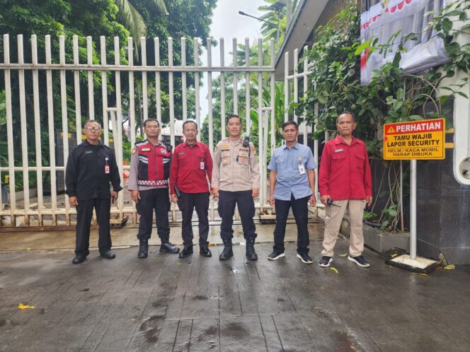 
					Polsek Senen Lakukan Patroli dan Sambang Objek Vital di Kemensos RI