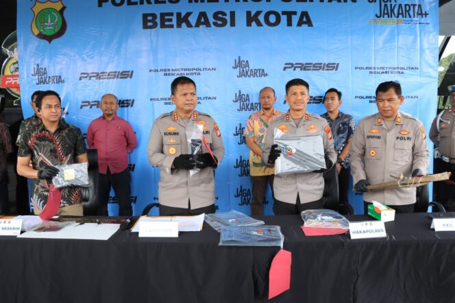 
					Polres Metro Bekasi Kota Ringkus Pencuri Spesialis ‘Rumsong’ dan 4 Penadah di Jatiasih