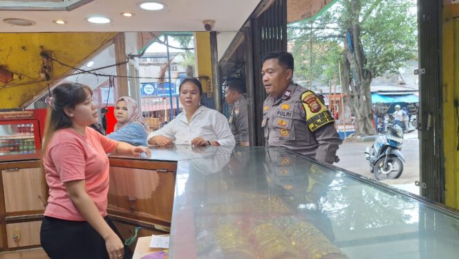 
					Bhabinkamtibmas Gelora Laksanakan Sambang Dan Himbauan Kamtibmas Di Kawasan Pasar Palmerah