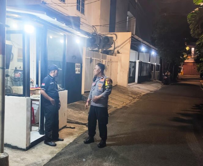 
					Sambang Malam Hari, Bhabinkamtibmas Benhil Perkuat Sinergi dengan Petugas Keamanan Lingkungan RT 16/04