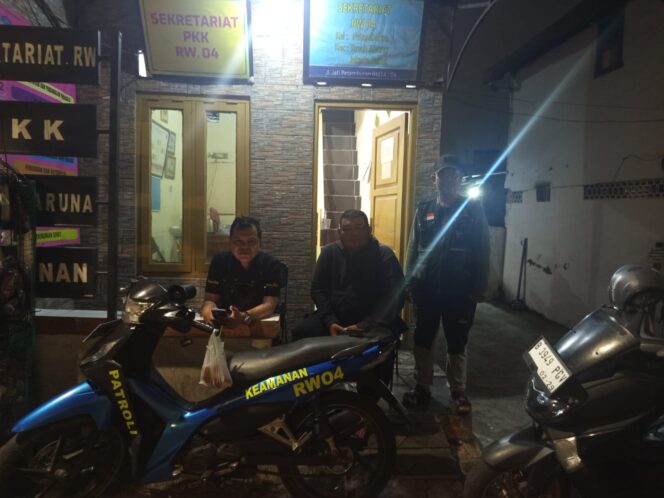 
					Sambang Pos Kamling Dini Hari, Polsek Tanah Abang Perkuat Keamanan Lingkungan Di Petamburan Rw 04