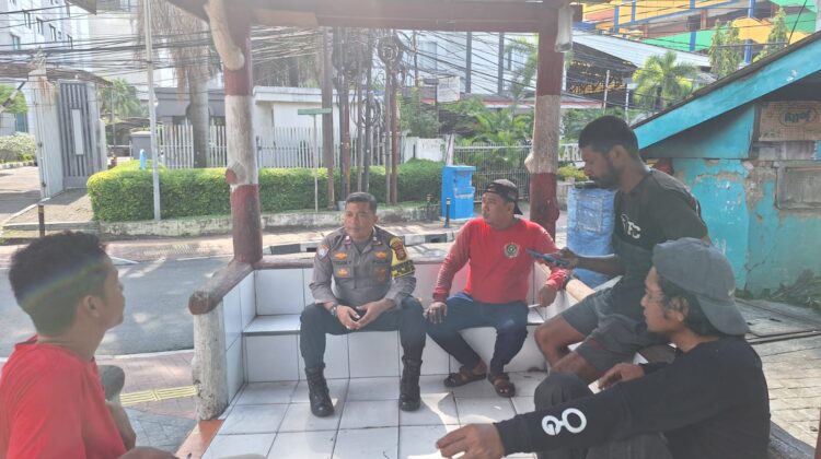 Patroli Dialogis Bhabinkamtibmas Kelurahan Gelora Perkuat Sinergi Warga Jaga Kamtibmas Saat Lebaran
