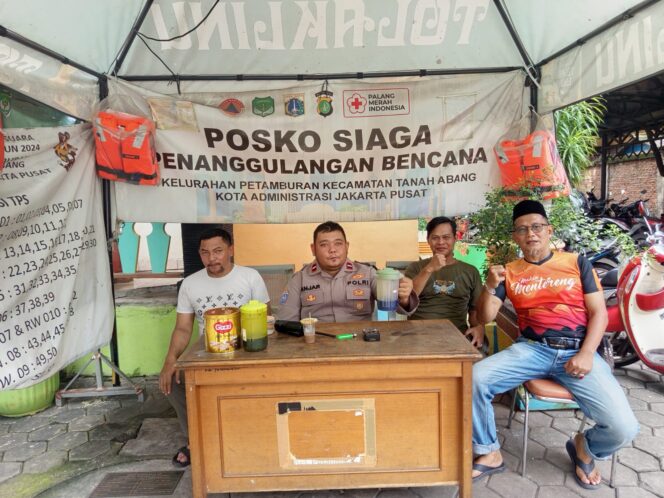 
					Bhabinkamtibmas Petamburan Bersama Ketua RT dan Satpol PP Tingkatkan Koordinasi Antisipasi Gangguan Kamtibmas Saat Libur Sekolah Selama Idul Fitri