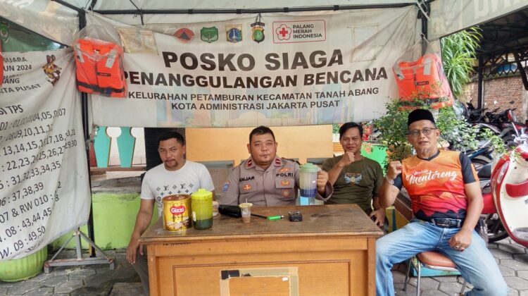 Bhabinkamtibmas Petamburan Bersama Ketua RT dan Satpol PP Tingkatkan Koordinasi Antisipasi Gangguan Kamtibmas Saat Libur Sekolah Selama Idul Fitri