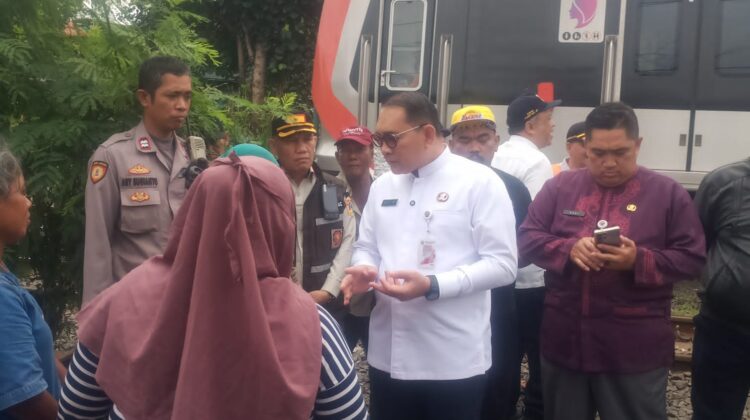 Pengamanan Kunjungan Wali Kota Jakpus ke Pasar Gaplok, Imbau Warga Tak Tinggal di Pinggir Rel