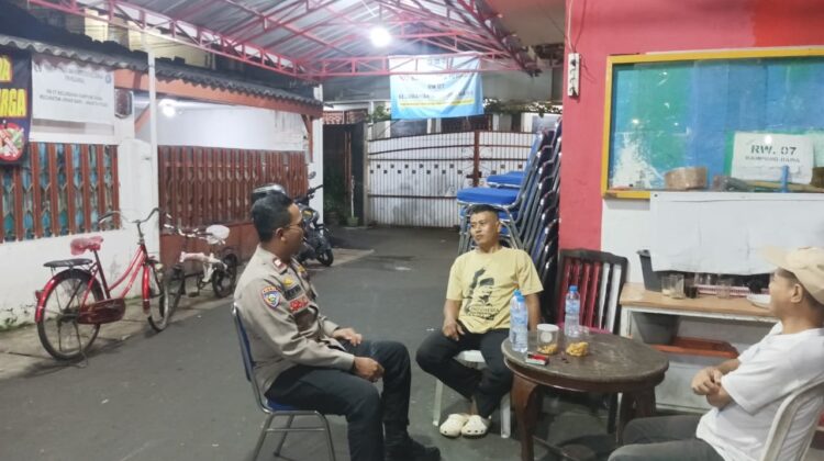 Polisi Sambangi Poskamling Dini Hari, Perkuat Sinergi Warga Kampung Rawa Cegah Kejahatan
