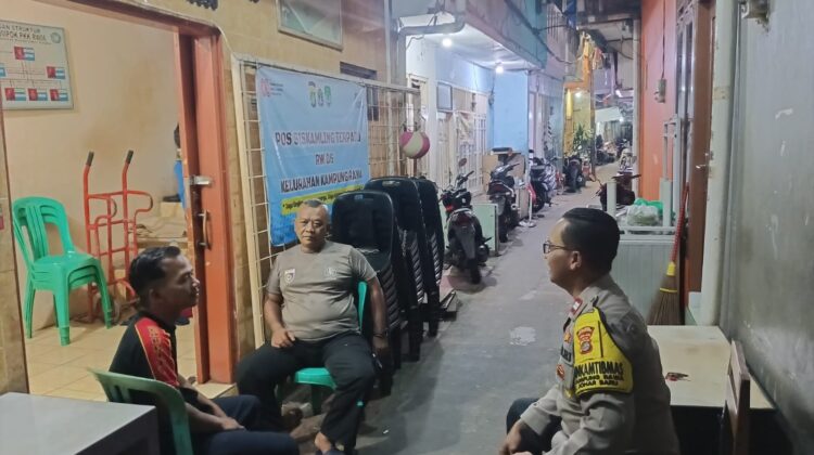 Bersama Warga, Polisi Aktif Sambangi Poskamling RW06 Perkuat Keamanan Lingkungan