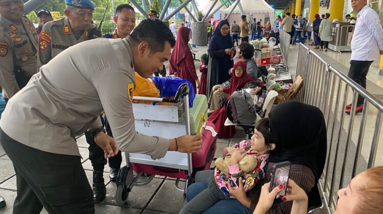 Pengamanan Humanis Embarkasi KM Kelud di Tanjung Priok Berjalan Aman dan Tertib