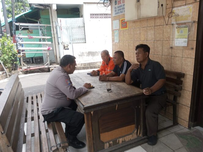 
					Tokoh Warga Dan Bhabinkamtibmas Karang Anyar Ngobrol Santai Terkait Kamtibmas Paskalebaran