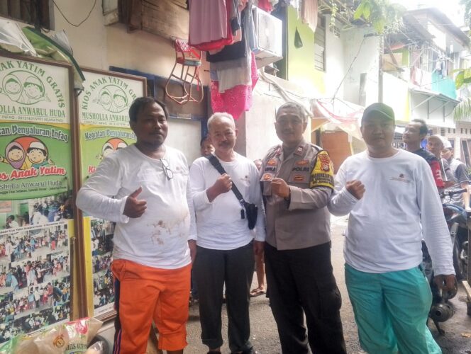 
					Bhabinkamtibmas Mangga Dua Selatan Pantau Rumah Kosong Pascalebaran Cegah Pencurian