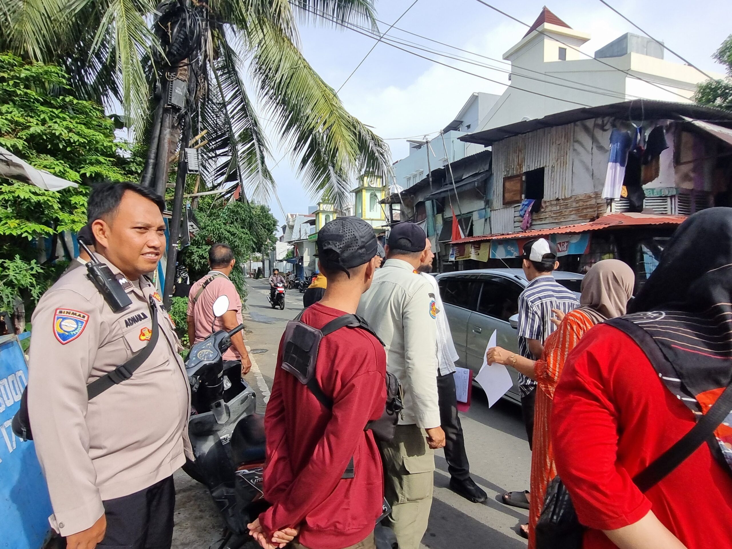 Bhabinkamtibmas Dan Tiga Pilar Kelurahan Gunung Sahari Utara Berikan Himbauan Penertiban Bangunan
