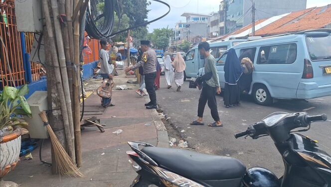 
					Bhabinkamtibmas Kelurahan Gelora Berikan Imbauan Kamtibmas kepada Anak Punk di Kawasan Pasar Palmerah