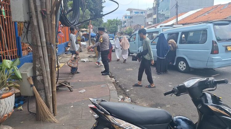 Bhabinkamtibmas Kelurahan Gelora Berikan Imbauan Kamtibmas kepada Anak Punk di Kawasan Pasar Palmerah