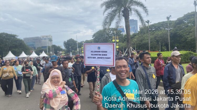 Warga Kenari Ikuti Pembagian Sembako Presiden di Silang Monas