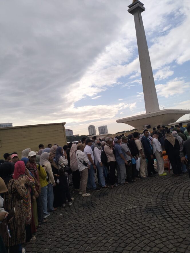 
					Warga Senen Antusias Ikuti Pembagian Sembako Presiden di Silang Monas