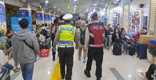 
					Apel KRYD dan Patroli Jalan Kaki di Stasiun Senen, 53 Personel Dikerahkan Antisipasi Arus Balik