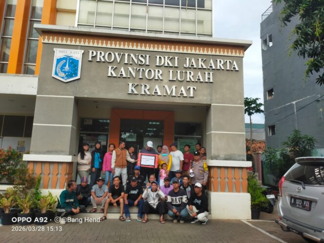 
					Ratusan Warga Kramat Jalan Kaki ke Monas Ikuti Pembagian Sembako Presiden