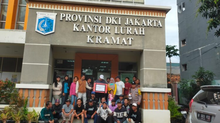 Ratusan Warga Kramat Jalan Kaki ke Monas Ikuti Pembagian Sembako Presiden