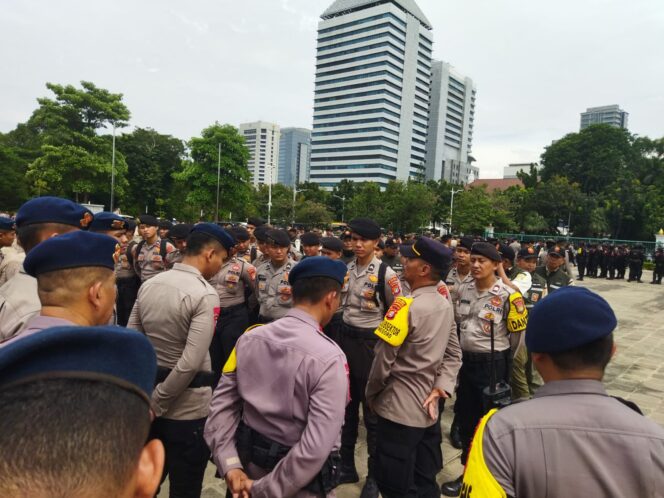 
					Apel Pengamanan Pembagian Sembako di Monas, 97 Personel Diterjunkan di Sektor Merdeka Barat