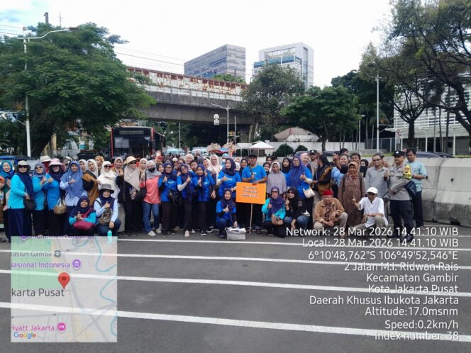 
					Polsek Metro Menteng Kawal Warga Pegangsaan ke Monas, Distribusi Sembako Presiden Berlangsung Aman dan Tertib