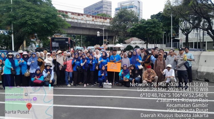 Polsek Metro Menteng Kawal Warga Pegangsaan ke Monas, Distribusi Sembako Presiden Berlangsung Aman dan Tertib