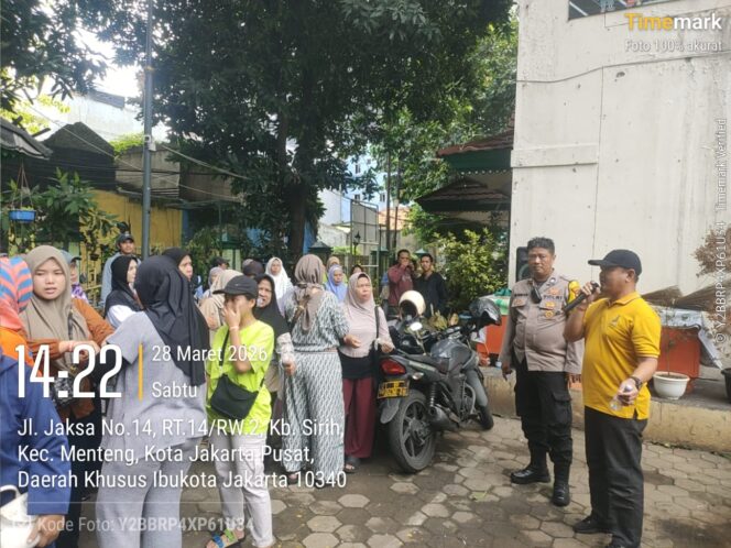 
					Pengawalan Humanis, Warga Kebon Sirih Antusias Ikuti Pembagian Sembako Presiden di Monas