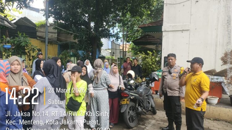 Pengawalan Humanis, Warga Kebon Sirih Antusias Ikuti Pembagian Sembako Presiden di Monas