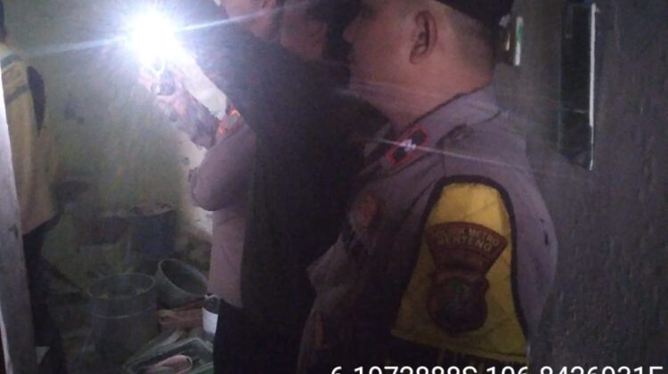 Gerak Cepat Polisi Tangani Kebakaran Rumah di Pegangsaan, Korban Dilarikan ke RSCM